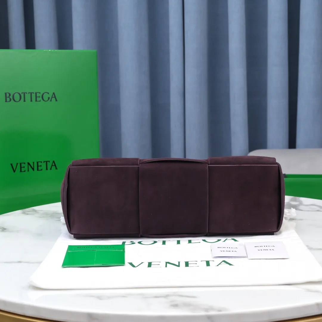 Batch 1960 BottegaVeneta# 🧷Early autumn SLIP tote handbag, the oversized woven design really makes it a huge gap from ordinary tote bags 🔗🔗The interior is matched with leather ⛓Daniel Lee leads the brand's DNA to continue to evolve with fresh inspiration🧬🧬showing a balanced style of luxury and reality👉Size: 36*24*12【9892#】Deer Leather